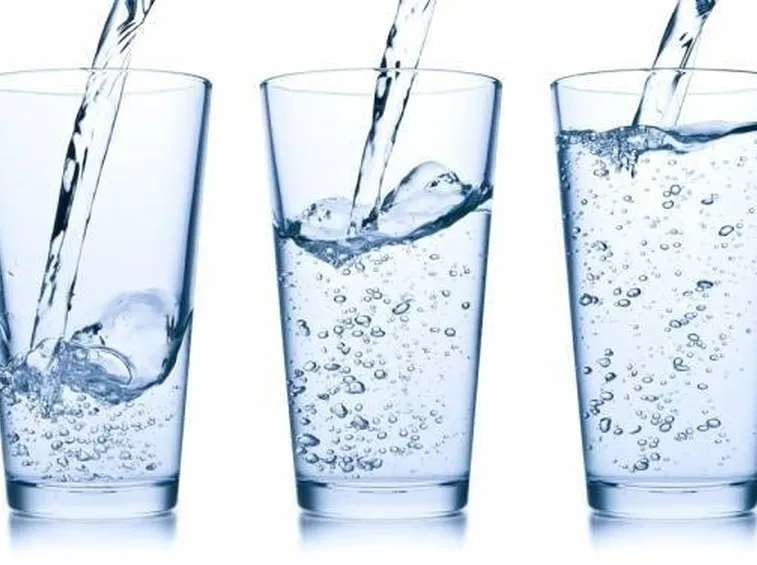 bere acqua