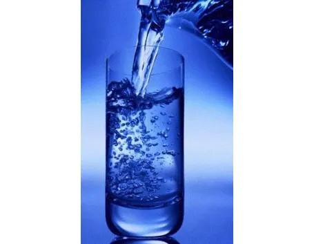 bicchiere di acqua limpida
