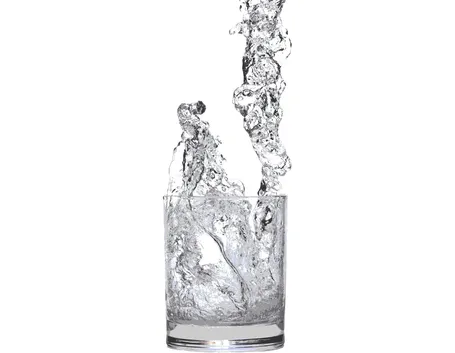 acqua cristallina in bicchiere 