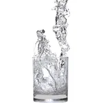 acqua cristallina in bicchiere 