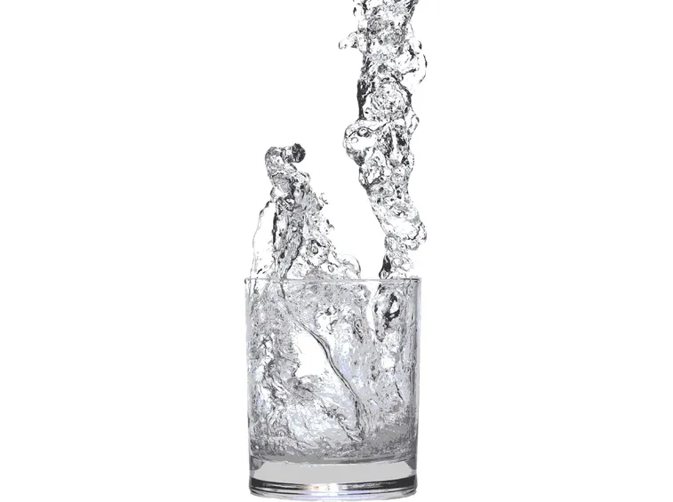 acqua cristallina in bicchiere