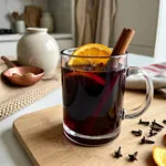 Vin brulé al mercatino: cosa c'è nel bicchiere e quanto pesa