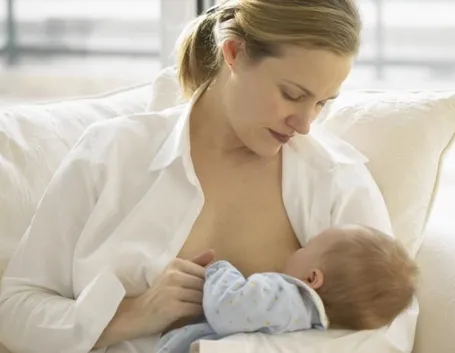 Donna che allatta un neonato