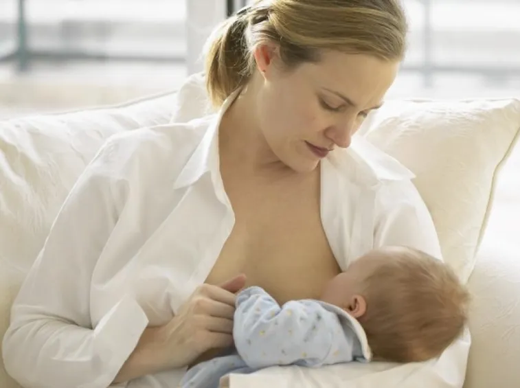 Donna che allatta un neonato