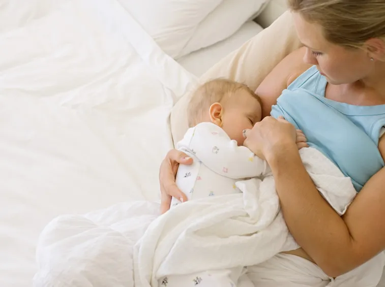 Donna e bambino in allattamento