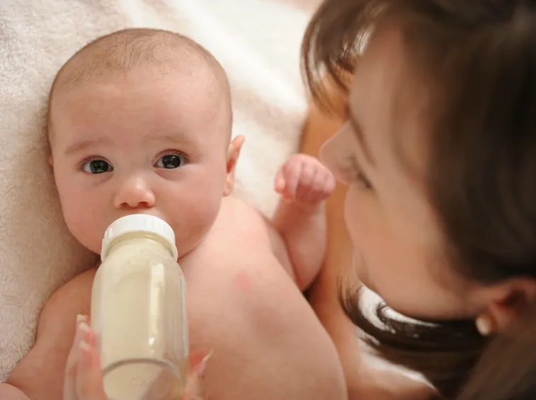 Allattamento neonato con biberon
