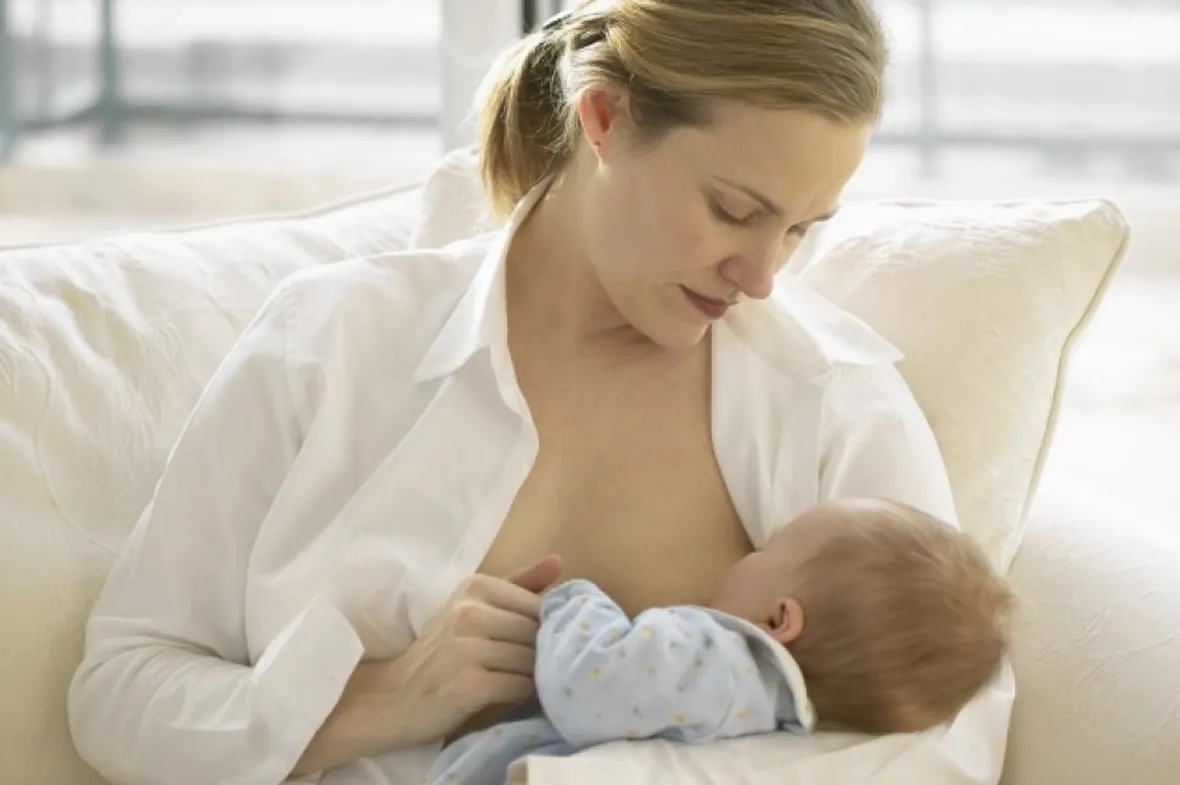 Donna che allatta un neonato