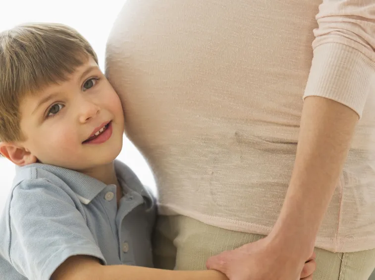 Mamma incinta con bambino piccolo
