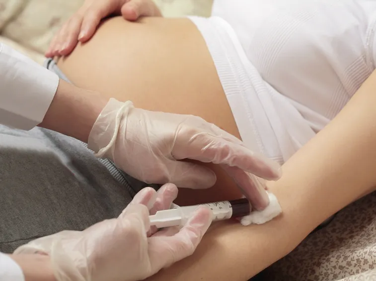 Prelievo di sangue a donna incinta