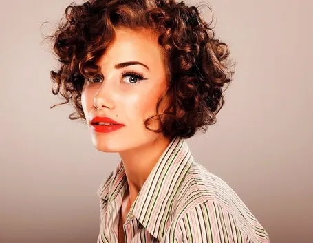capelli corti ricci