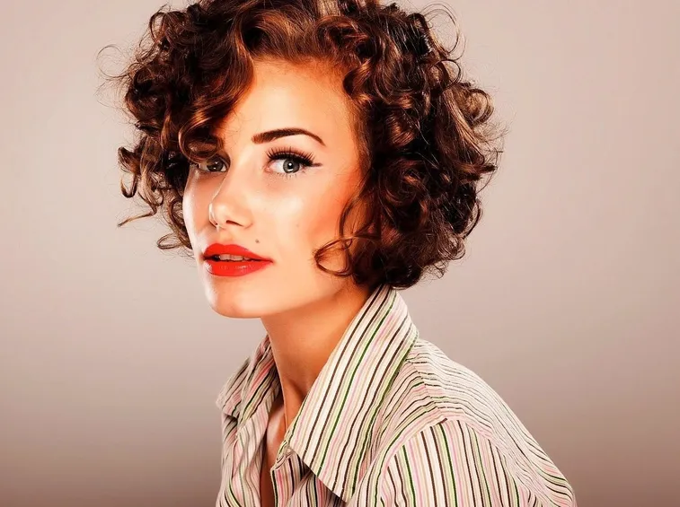 capelli corti ricci