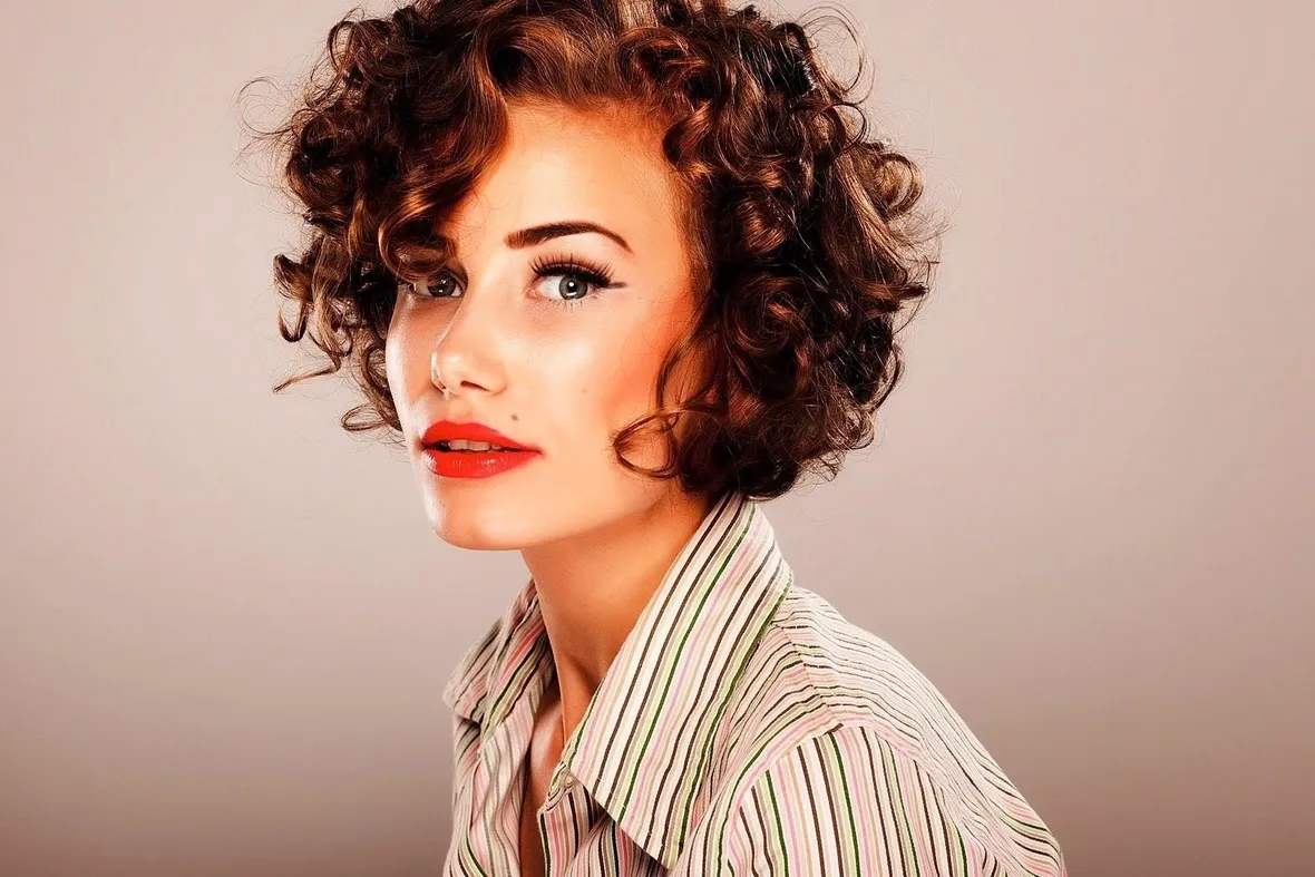 capelli corti ricci
