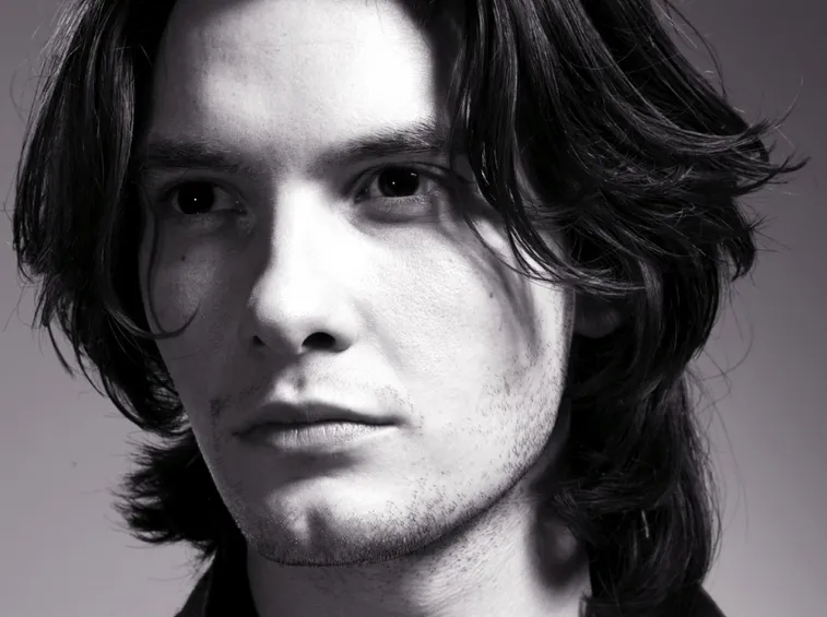 uomo capelli lunghi