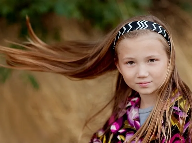 bambina con capelli lunghi