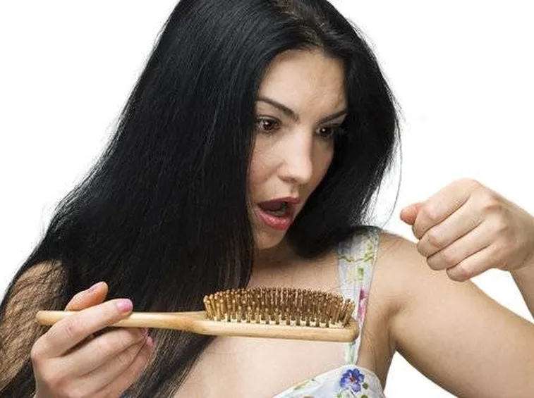 capelli secchi e cadenti 