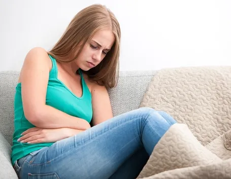 Giovane ragazza con dismenorrea