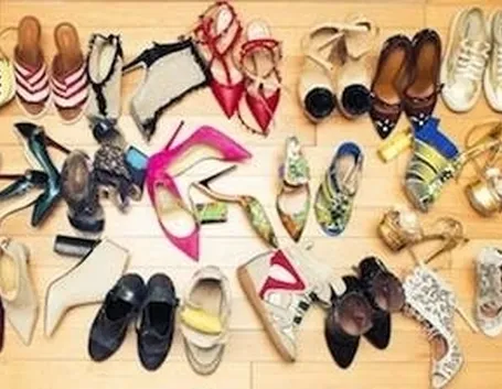 Scarpe differenti