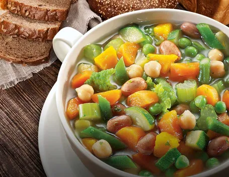 Tazza di minestrone vegetale