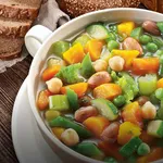 Tazza di minestrone vegetale