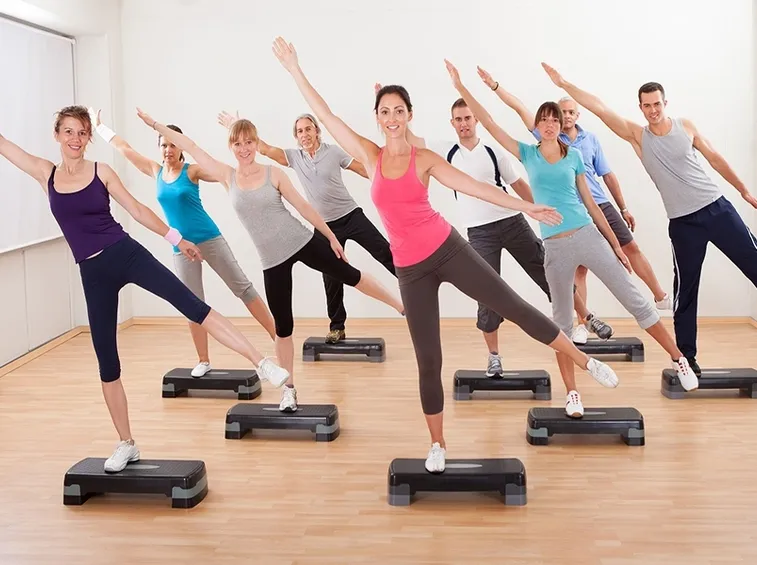 Persone che fanno aerobica