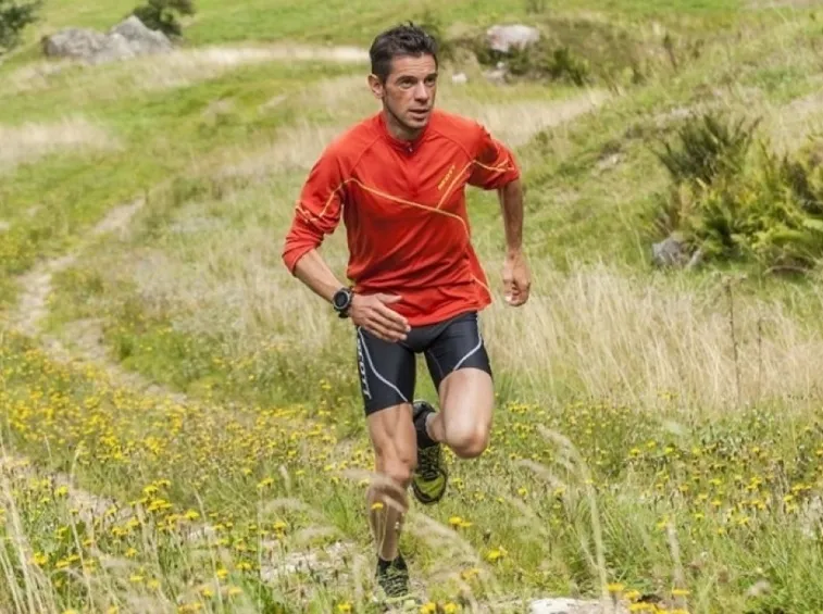 Corridore con gps running di ultima generazione
