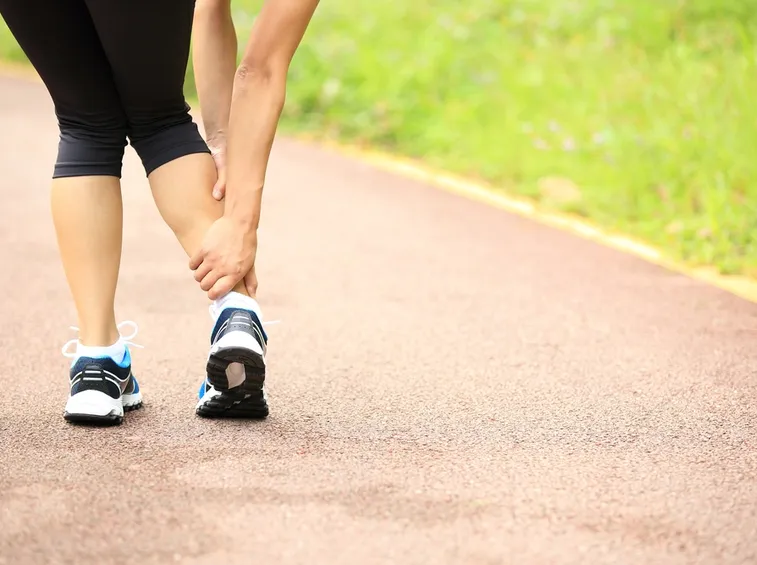 Un atleta con un dolore al polpaccio