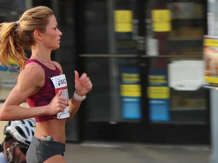Una runner professionista in gara