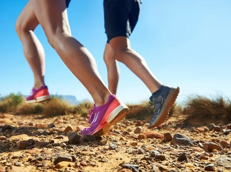 Runners in corsa su sterrato