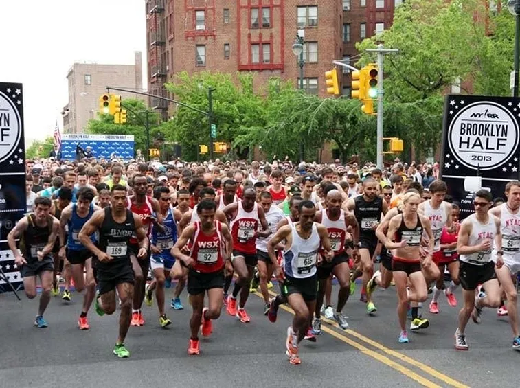 Atleti alla partenza di una mezza maratona
