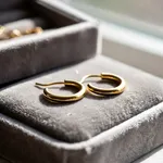 Gli orecchini a cerchio sono molto amati dalle donne