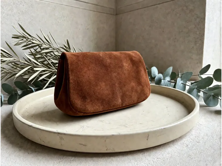 Cosa non fare mai su una borsa scamosciata