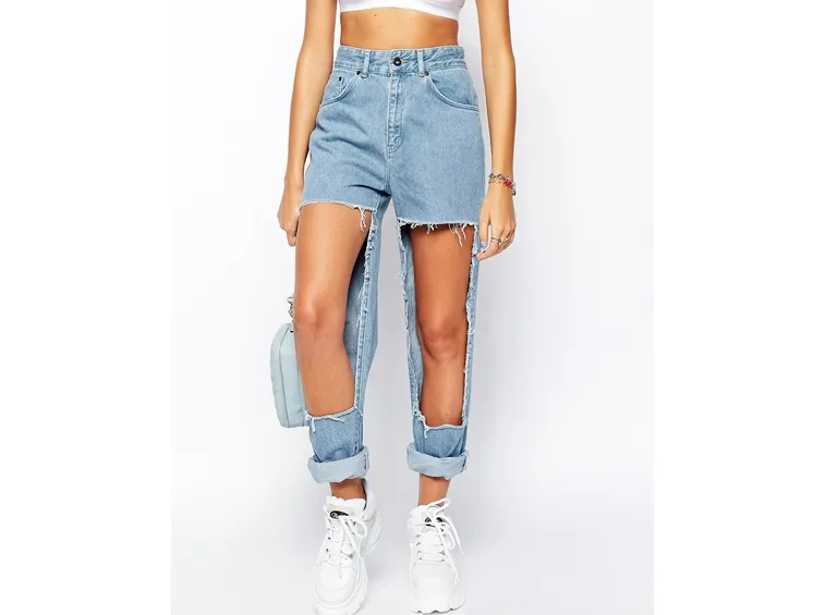 Strappare i jeans completamente sul davanti