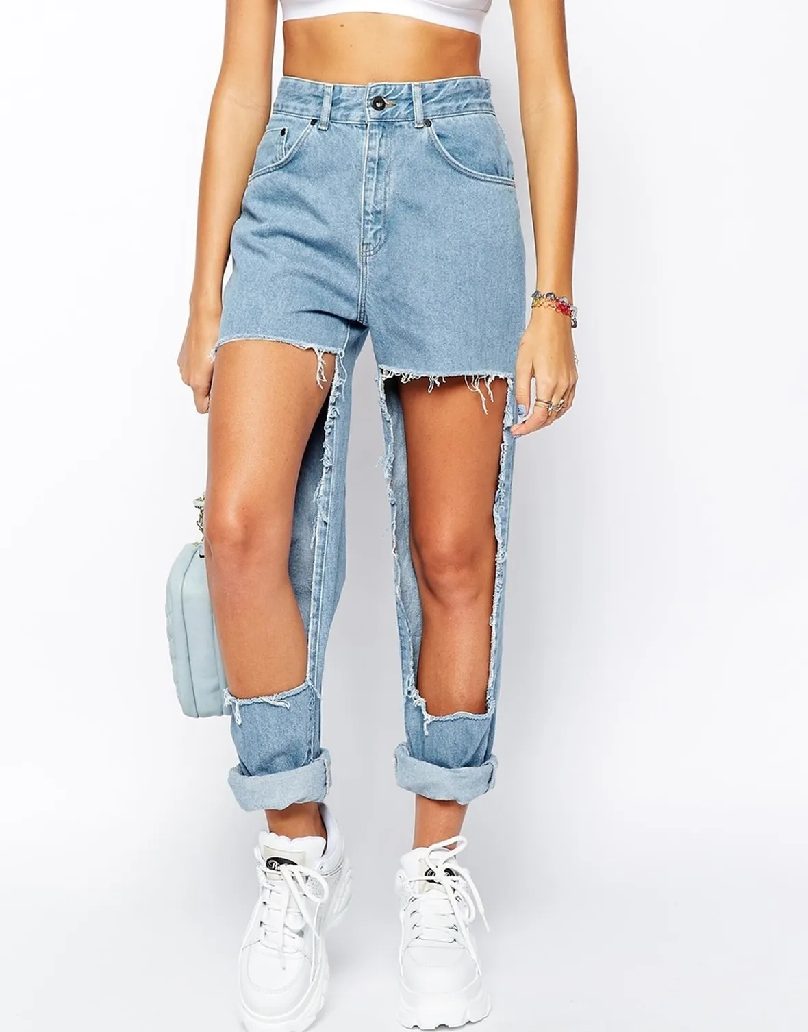 Strappare i jeans completamente sul davanti