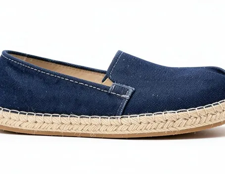 Un paio di espadrillas jeansate