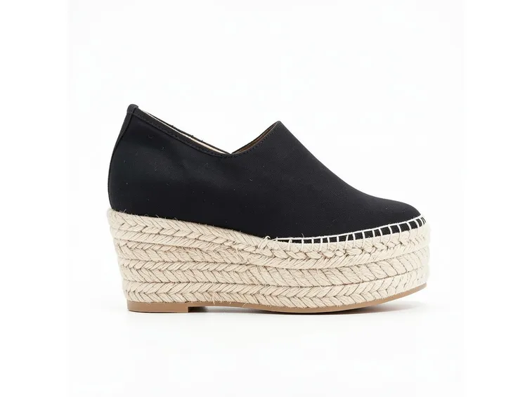 Un paio di espadrillas con zeppa