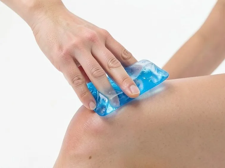 Applicazione di ghiaccio sul ginocchio