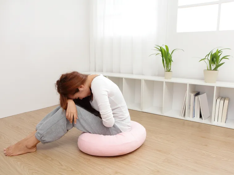 Donna con problemi gastrointestinali