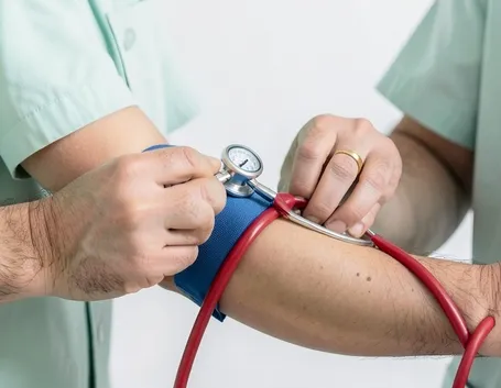 Medico misura la pressione