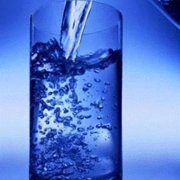 bicchiere di acqua limpida