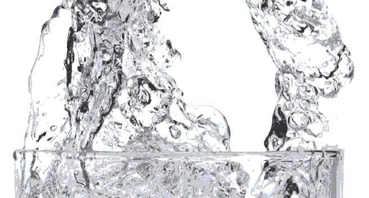 acqua cristallina in bicchiere 