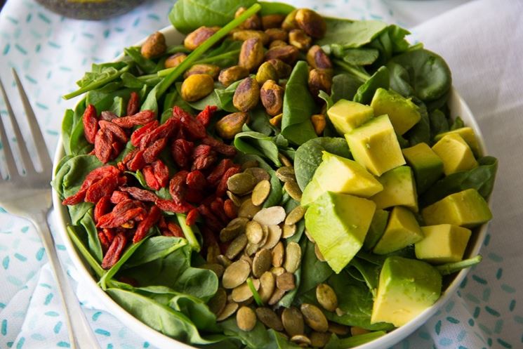 insalata con semi e frutta secca