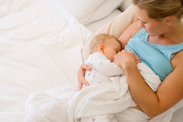 Donna e bambino in allattamento