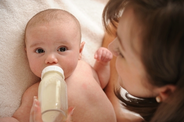 Allattamento neonato con biberon