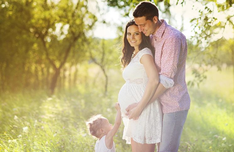 Ragazza incinta con la famiglia