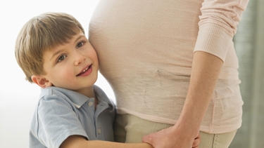 Mamma incinta con bambino piccolo<p />