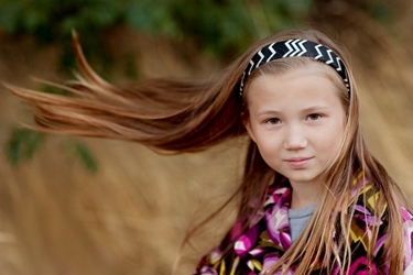 bambina con capelli lunghi