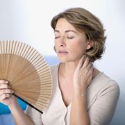 Donna in menopausa con i relativi sintomi
