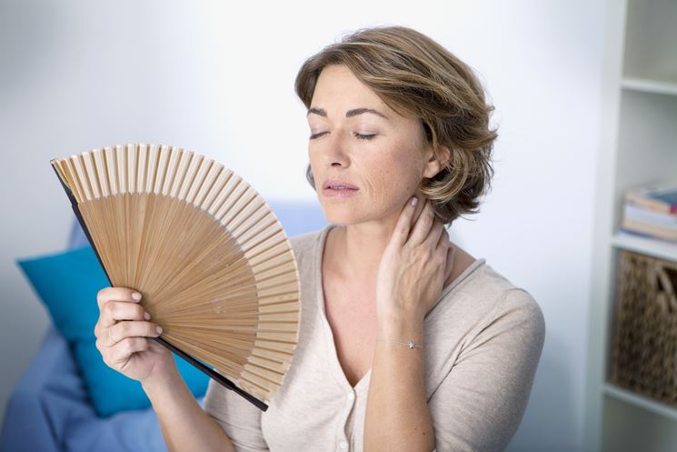 Donna in menopausa con i relativi sintomi