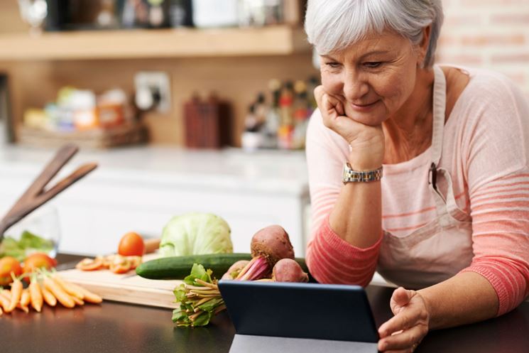 Donna in menopausa che prepara un pasto