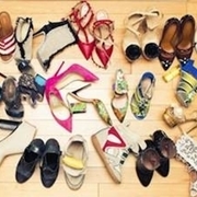 Scarpe differenti